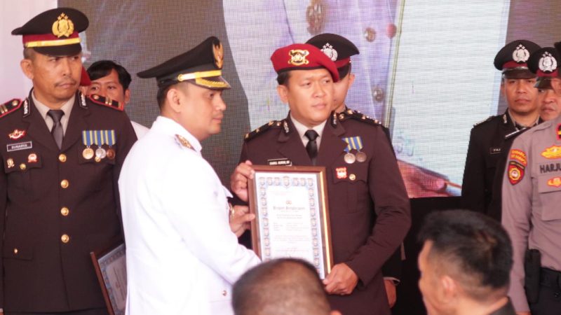 Wawali Hermanto Serahkan Penghargaan kepada Polsek KPN usai Gagalkan 40 Kg Narkoba Masuk Parepare