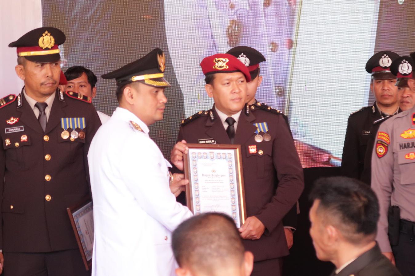 Wawali Hermanto Serahkan Penghargaan kepada Polsek KPN usai Gagalkan 40 Kg Narkoba Masuk Parepare
