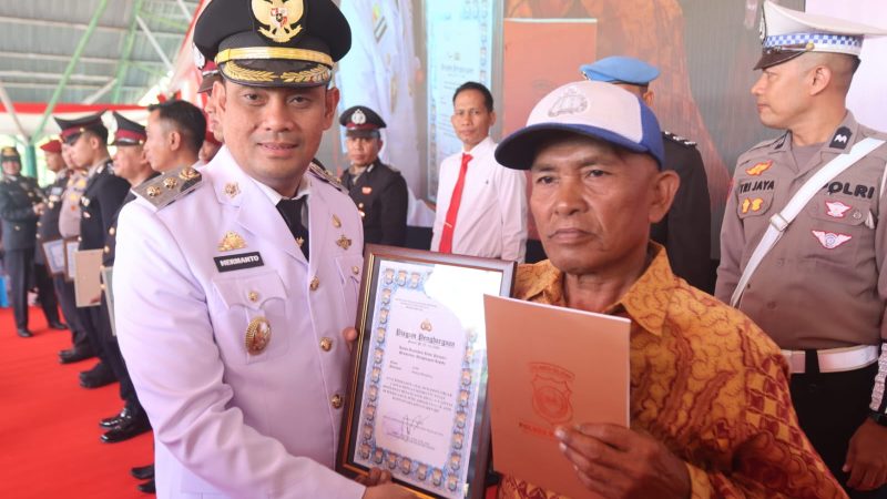 Wawali Hermanto Serahkan Penghargaan kepada Azis, Pengatur Lalu Lintas Tanpa Pamrih di Parepare