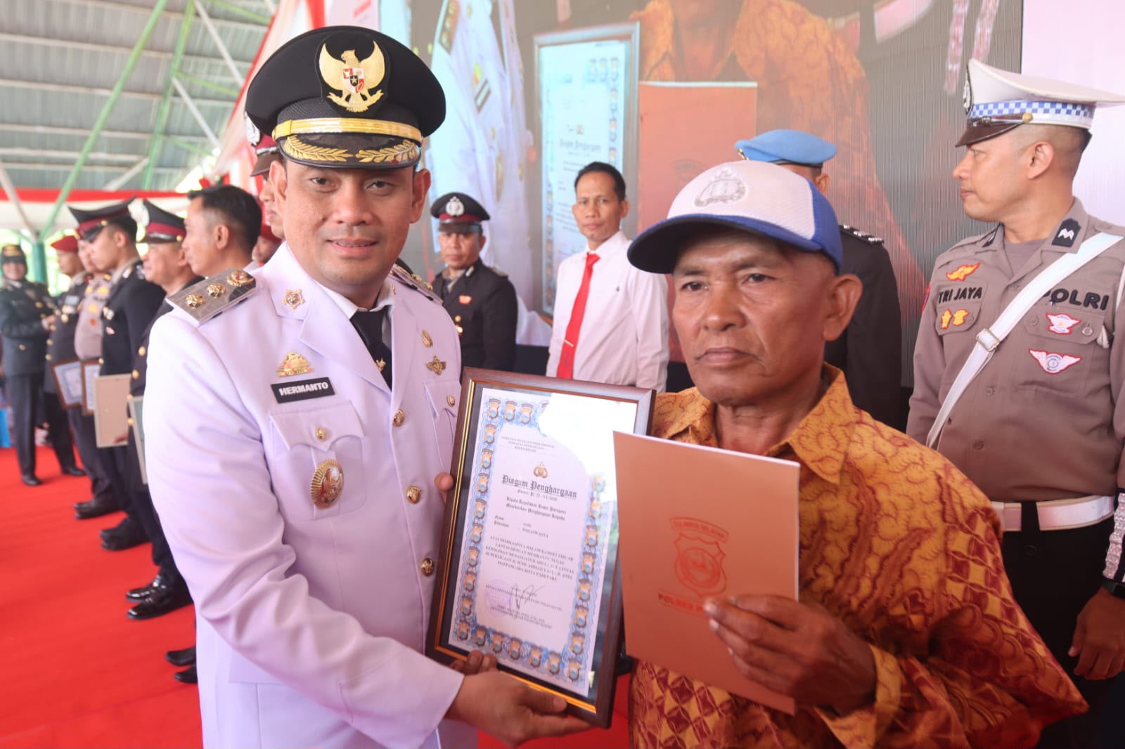 Wawali Hermanto Serahkan Penghargaan kepada Azis, Pengatur Lalu Lintas Tanpa Pamrih di Parepare
