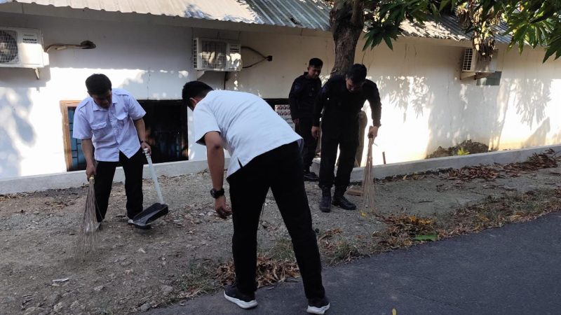 Batalyon B Pelopor Brimob Polda Sulsel Kerja Bakti di Jalan Chalik