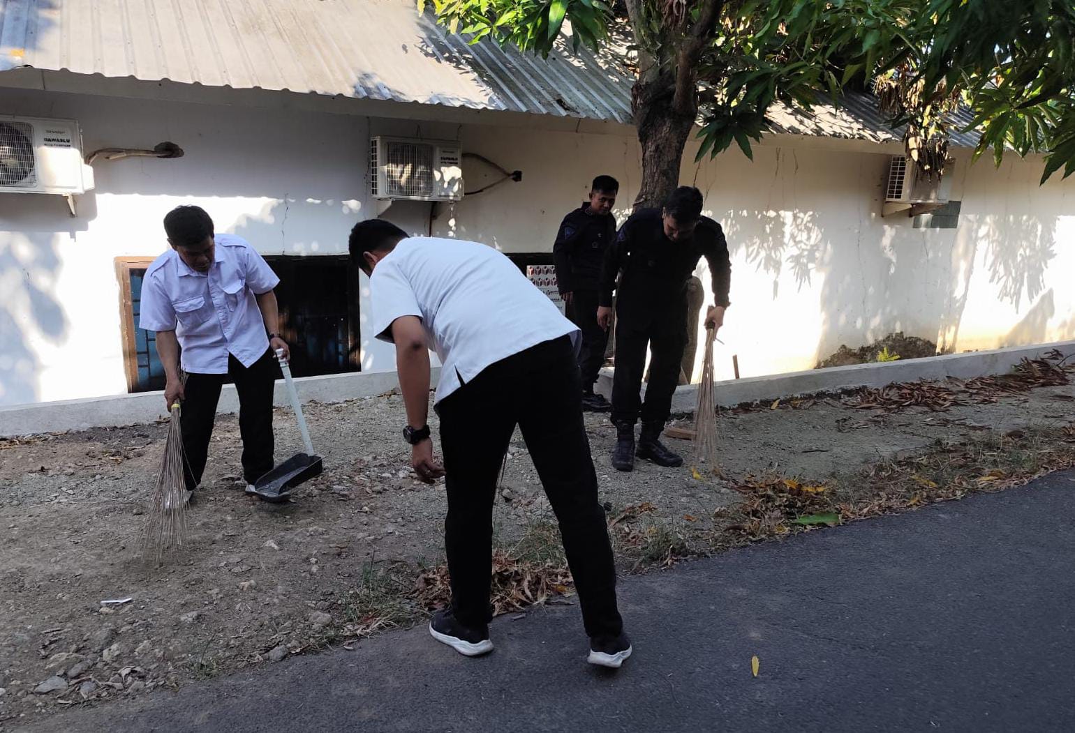 Batalyon B Pelopor Brimob Polda Sulsel Kerja Bakti di Jalan Chalik