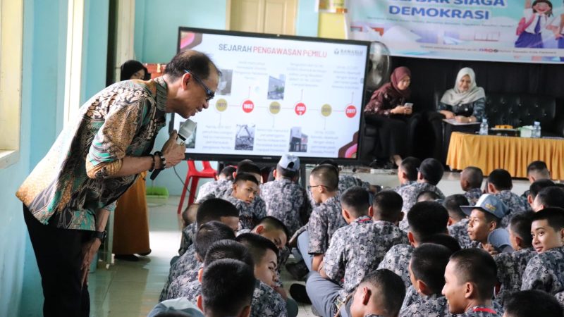 Bawaslu Parepare Perkuat Pendidikan Demokrasi bagi Pelajar melalui Program Bawaslu Menyapa Gen Z di SMAN 1