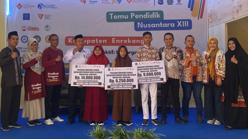 Temu Pendidik Nasional XIII, Kadis Dikbud dan Baznas Enrekang Salurkan Beasiswa untuk 120 Murid