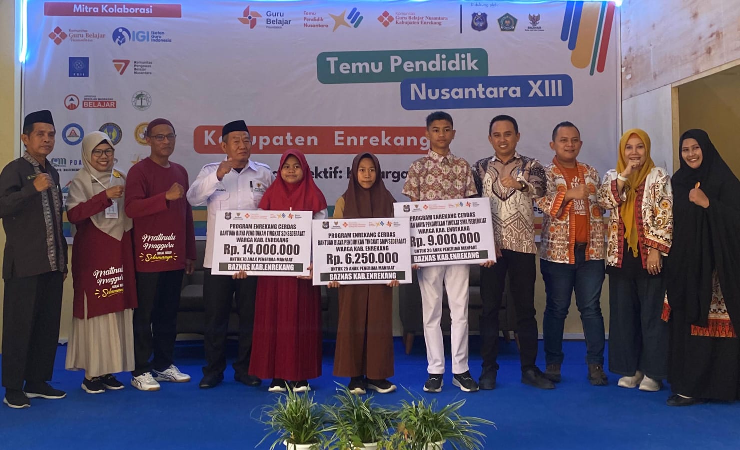 Temu Pendidik Nasional XIII, Kadis Dikbud dan Baznas Enrekang Salurkan Beasiswa untuk 120 Murid