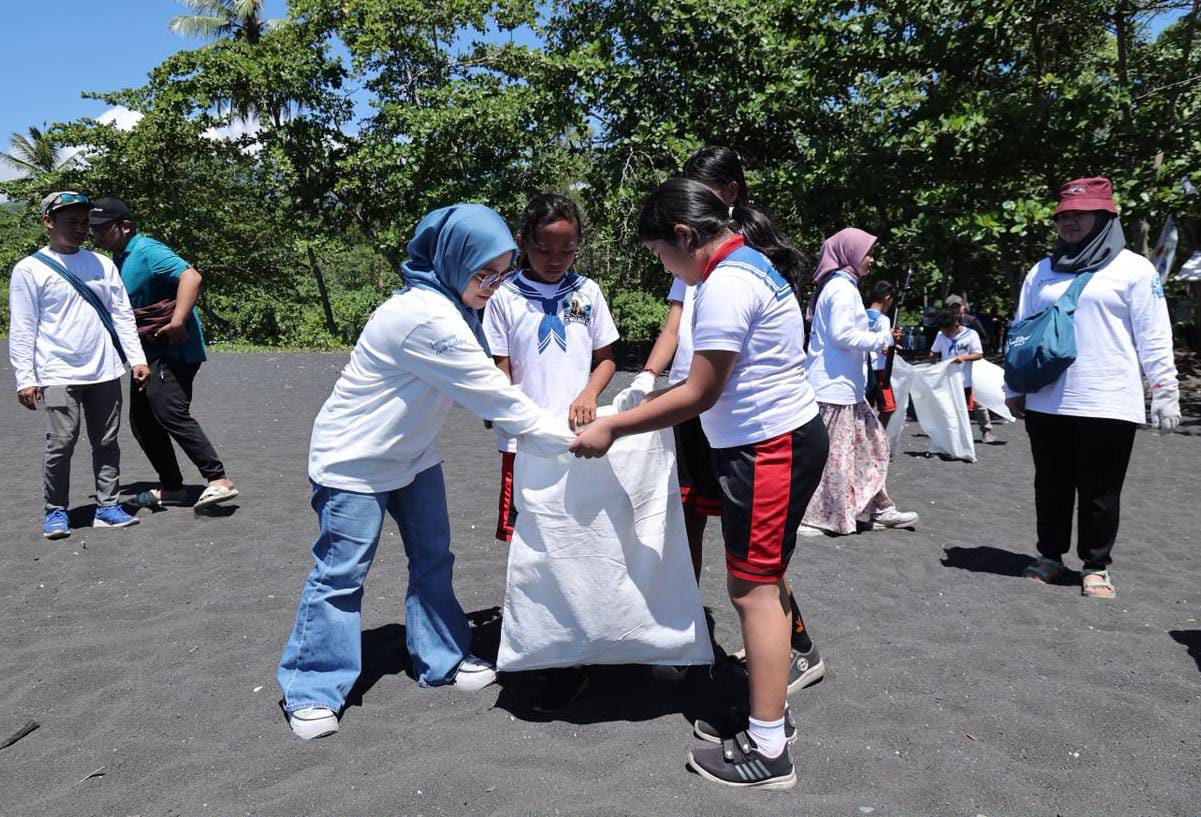 Lindungi Ekosistem Laut, Pertamina Trans Kontinental Gandeng Masyarakat Jaga Kebersihan Pantai di Bitung