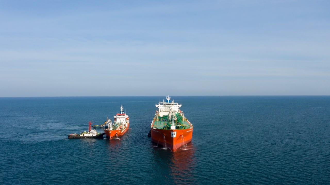 Pertamina Sulawesi Operasikan Perdana Ship to Ship Kolonodale, Perkuat Distribusi B50 di Kawasan Timur Sulawesi