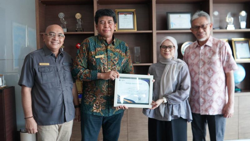 Apresiasi Kepatuhan Pajak Kalla Group, DJP Sulselbartra Serahkan Penghargaan WP Terbaik dan Terbesar Tingkat Korporasi