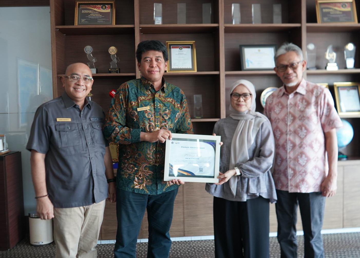 Apresiasi Kepatuhan Pajak Kalla Group, DJP Sulselbartra Serahkan Penghargaan WP Terbaik dan Terbesar Tingkat Korporasi