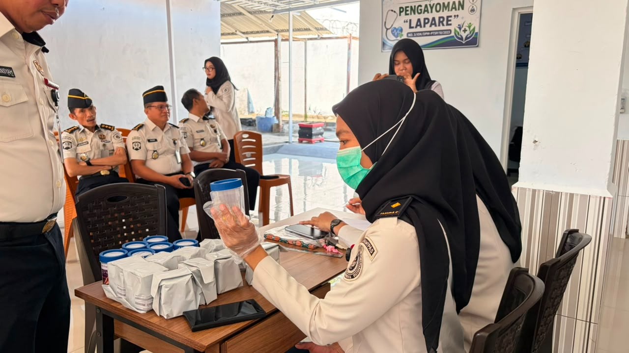 Lapas Parepare Laksanakan Tes Urine Rutin Dukung 15 Program Aksi Menteri IMIPAS