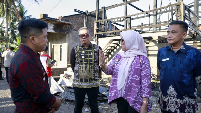 Bupati dan Wakil Bupati Barru Kunjungi Korban Kebakaran di Juppai, Serahkan Bantuan Tanggap Darurat