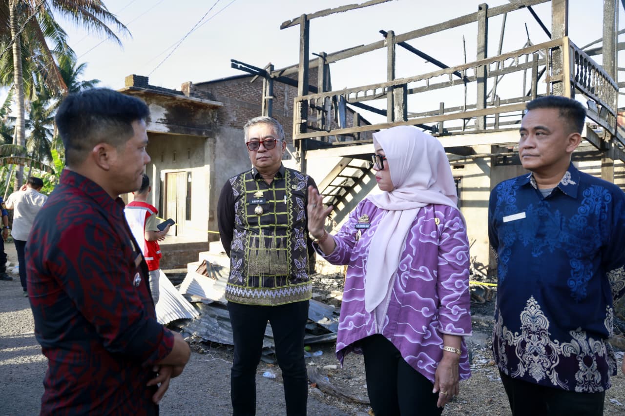 Bupati dan Wakil Bupati Barru Kunjungi Korban Kebakaran di Juppai, Serahkan Bantuan Tanggap Darurat