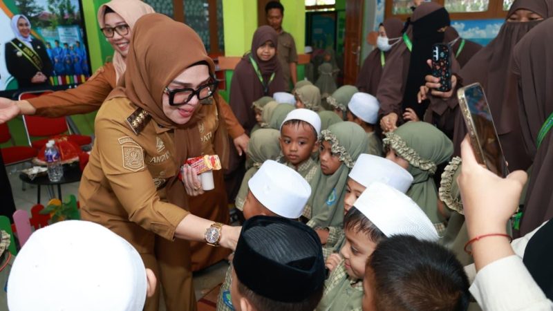 Cokelat, Senyum, dan Kenangan: Cara Andi Ina Membahagiakan Anak-Anak Barru