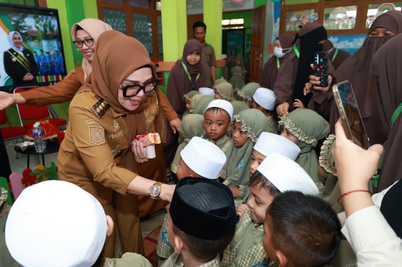 Cokelat, Senyum, dan Kenangan: Cara Andi Ina Membahagiakan Anak-Anak Barru