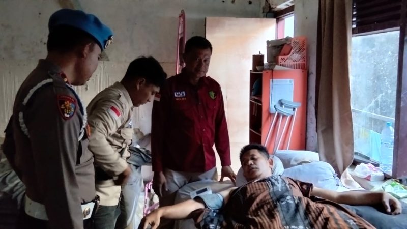 Sidokkes Polres Barru Laksanakan Home Visit, Pastikan Kondisi Personel Pascabedah Fraktur Femur Terus Membaik