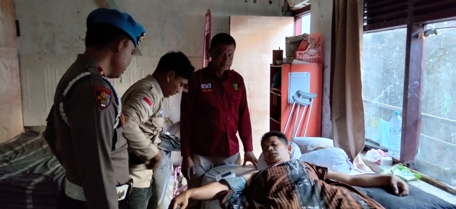 Sidokkes Polres Barru Laksanakan Home Visit, Pastikan Kondisi Personel Pascabedah Fraktur Femur Terus Membaik