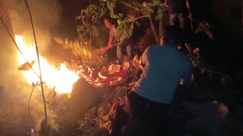 Polsek Barru Bersama Tim Siaga Karhutlah Padamkan Kebakaran Lima Hektare di Gunung Latinjo Barru