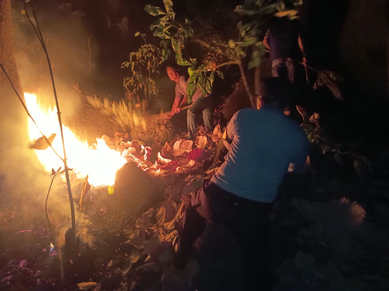 Polsek Barru Bersama Tim Siaga Karhutlah Padamkan Kebakaran Lima Hektare di Gunung Latinjo Barru