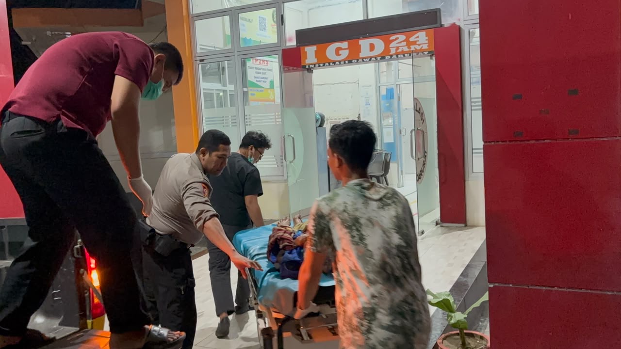 Menerima Laporan Lewat Call Center 110, SPKT Polres Barru Gercep Evakuasi Korban Terjatuh di Jalan Raya
