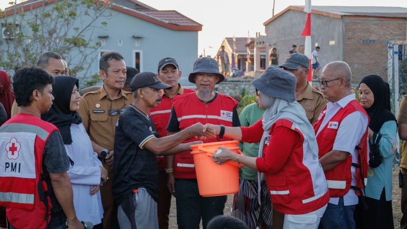 Ketua PMI & Bupati Barru Tinjau Penyaluran Air Bersih Untuk Masyarakat Mangempang