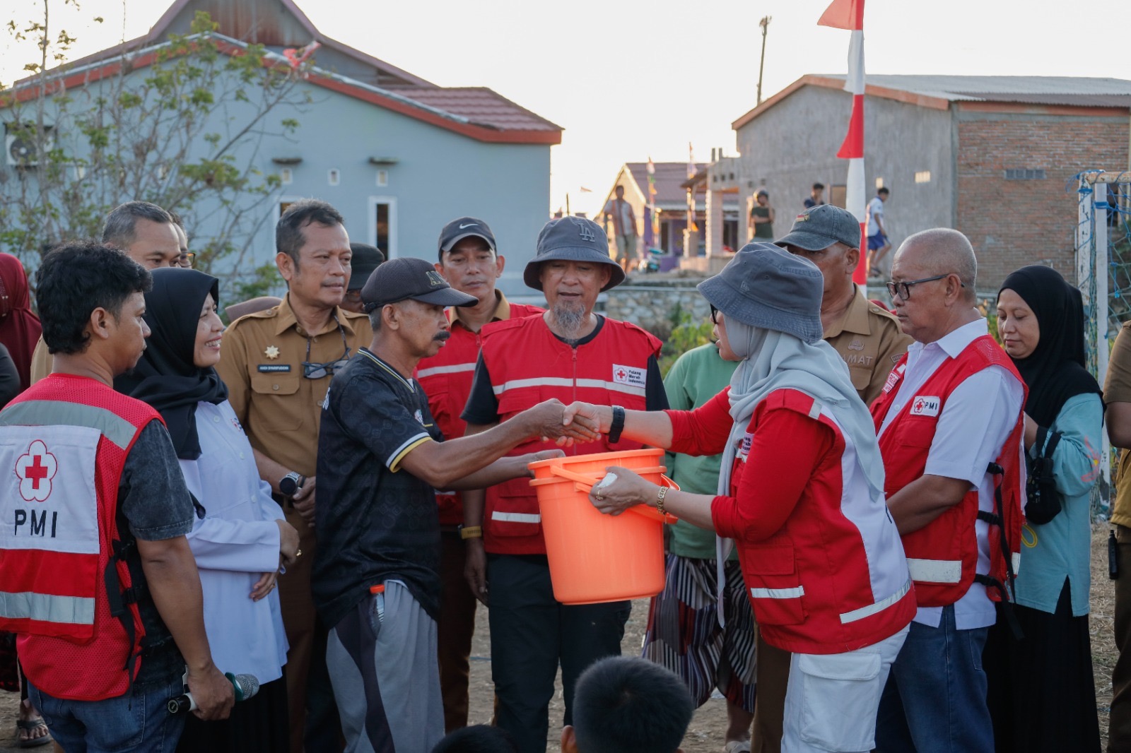 Ketua PMI & Bupati Barru Tinjau Penyaluran Air Bersih Untuk Masyarakat Mangempang