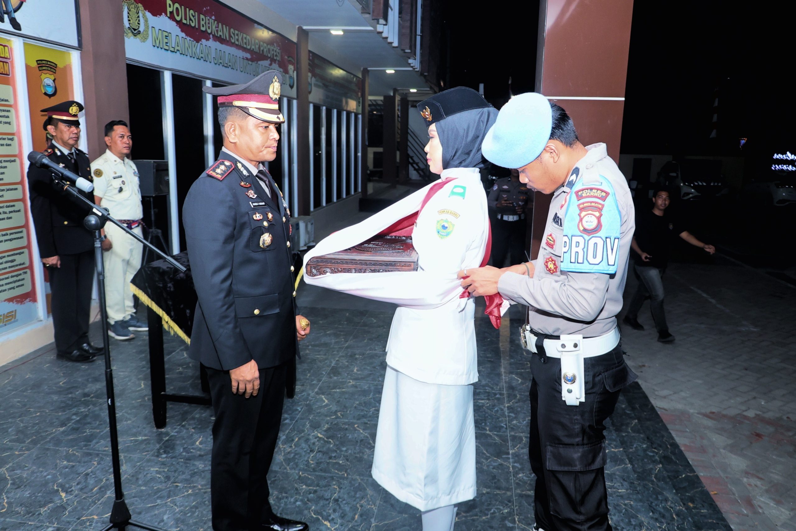 Kapolres Barru Pimpin Kirab Bendera Pusaka, Kobarkan Semangat Nasionalisme HUT ke-81 Kemerdekaan RI