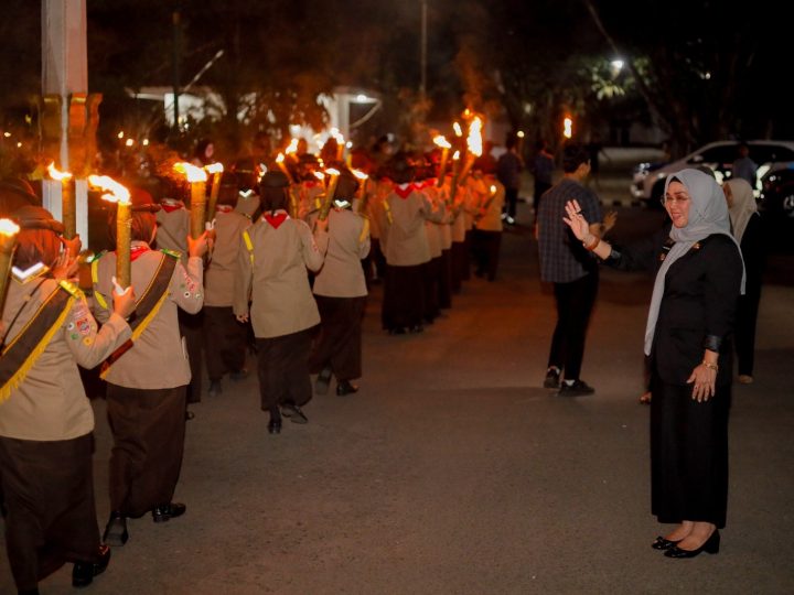Bupati dan Wakil Bupati Barru Hadiri Upacara Taptu dan Saksikan Pawai Obor HUT ke-81 RI