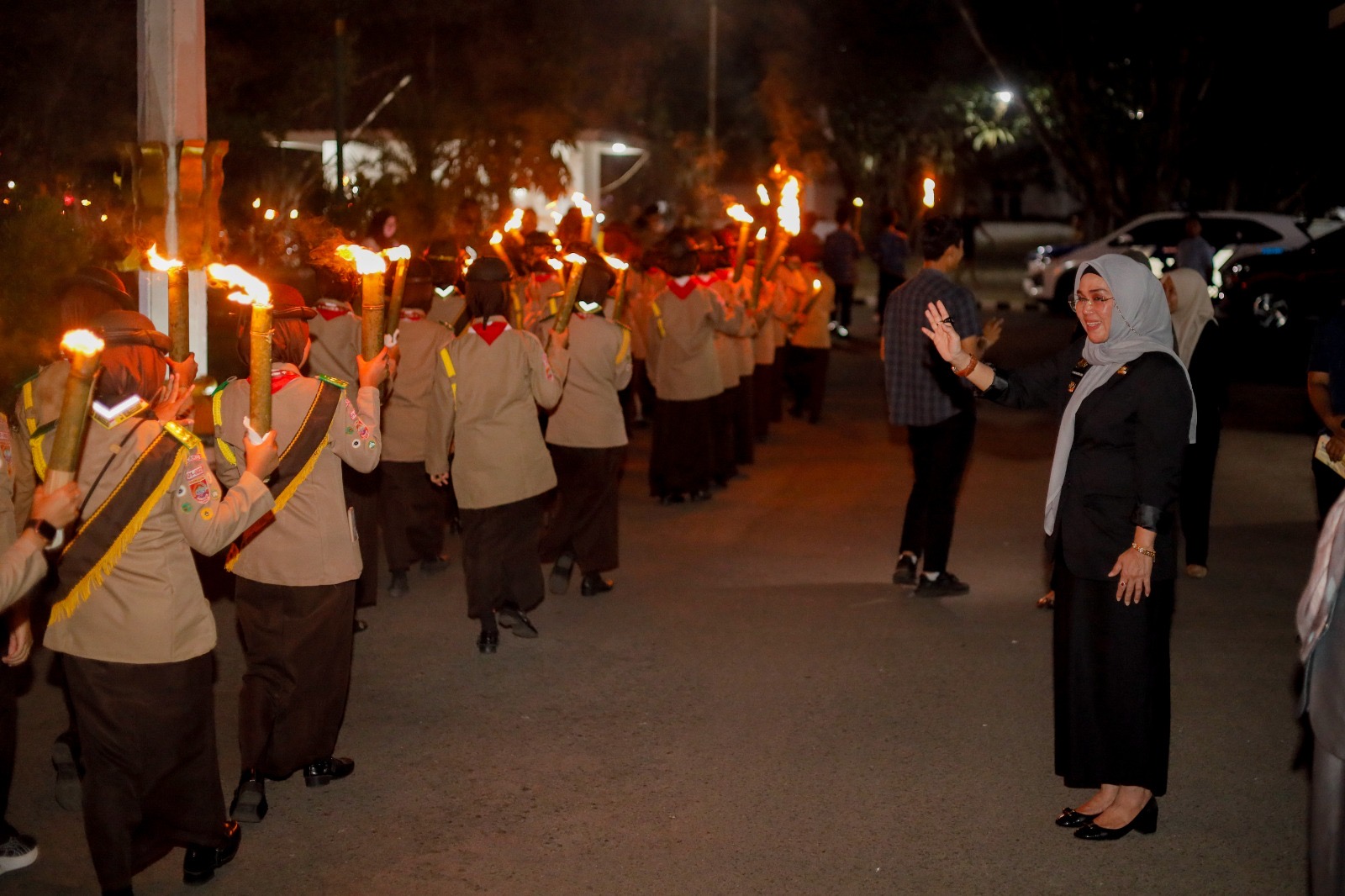 Bupati dan Wakil Bupati Barru Hadiri Upacara Taptu dan Saksikan Pawai Obor HUT ke-81 RI
