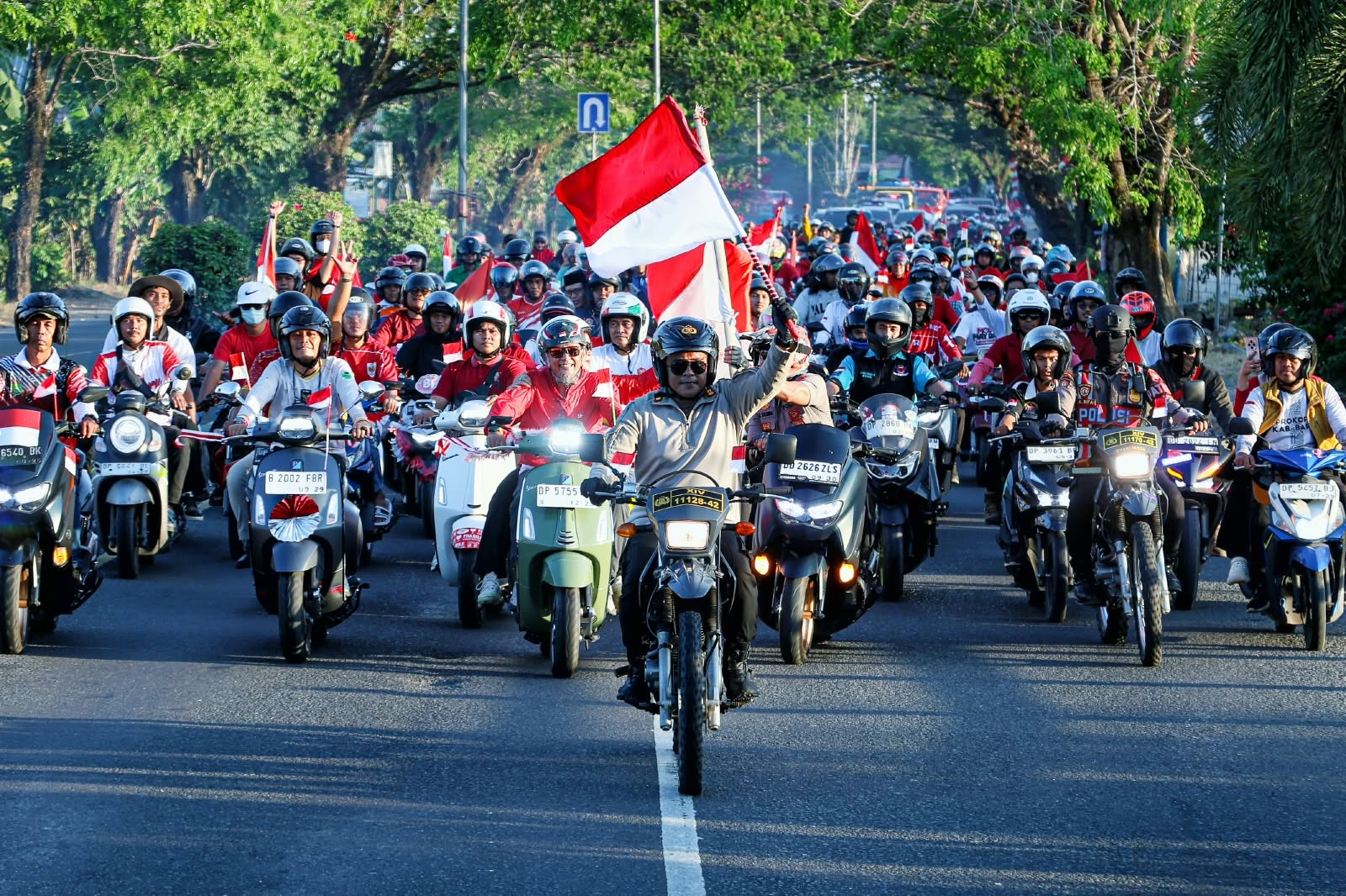 Kapolres Barru Pimpin dan Kawal Langsung Konvoi Merah Putih Semarakkan HUT RI ke-81