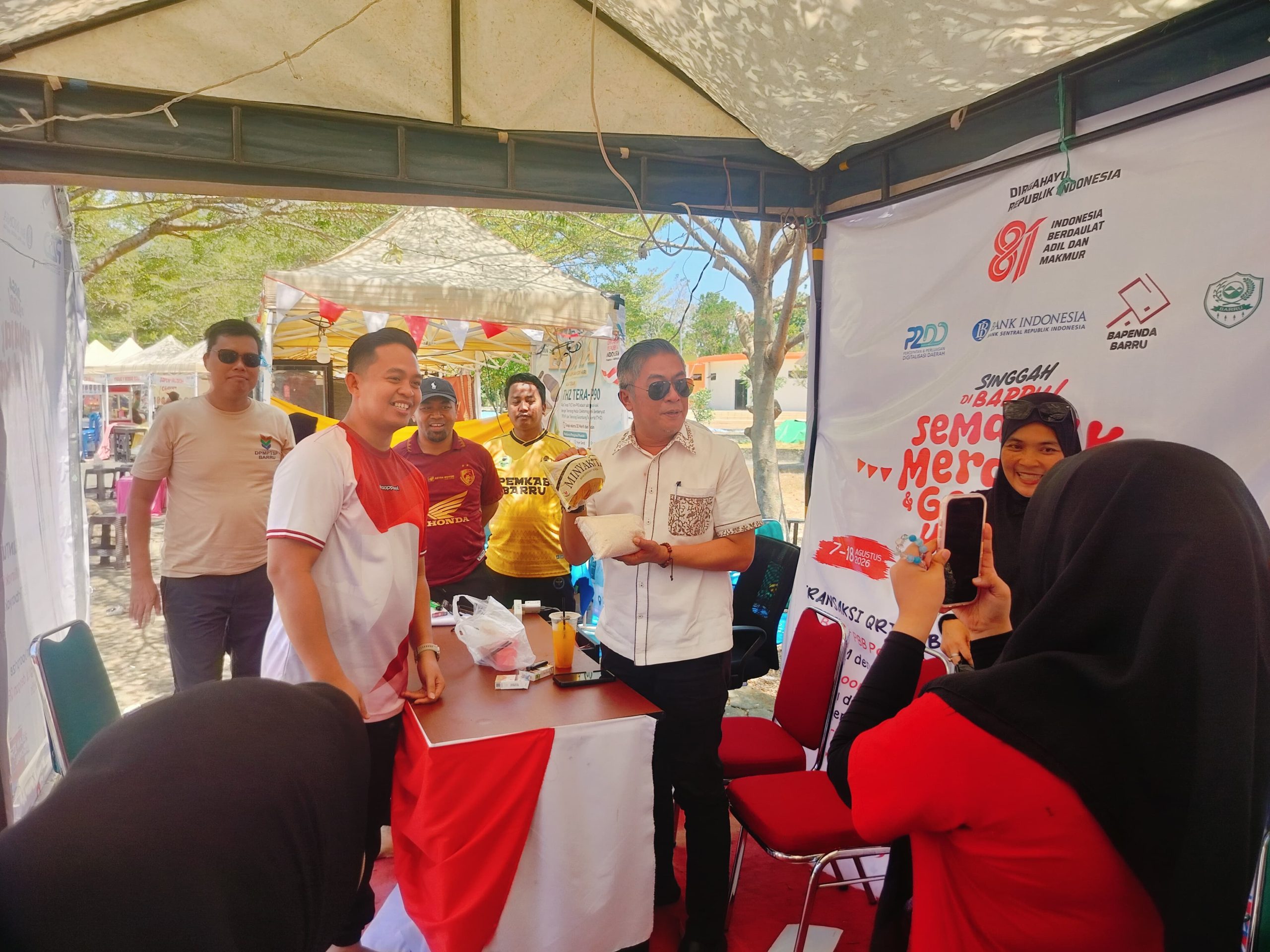 Tak Hanya Pantau Lomba Tradisional, Wabup Barru Juga Dorong UMKM dan Sosialisasi Pembayaran PBB Lewat QRIS