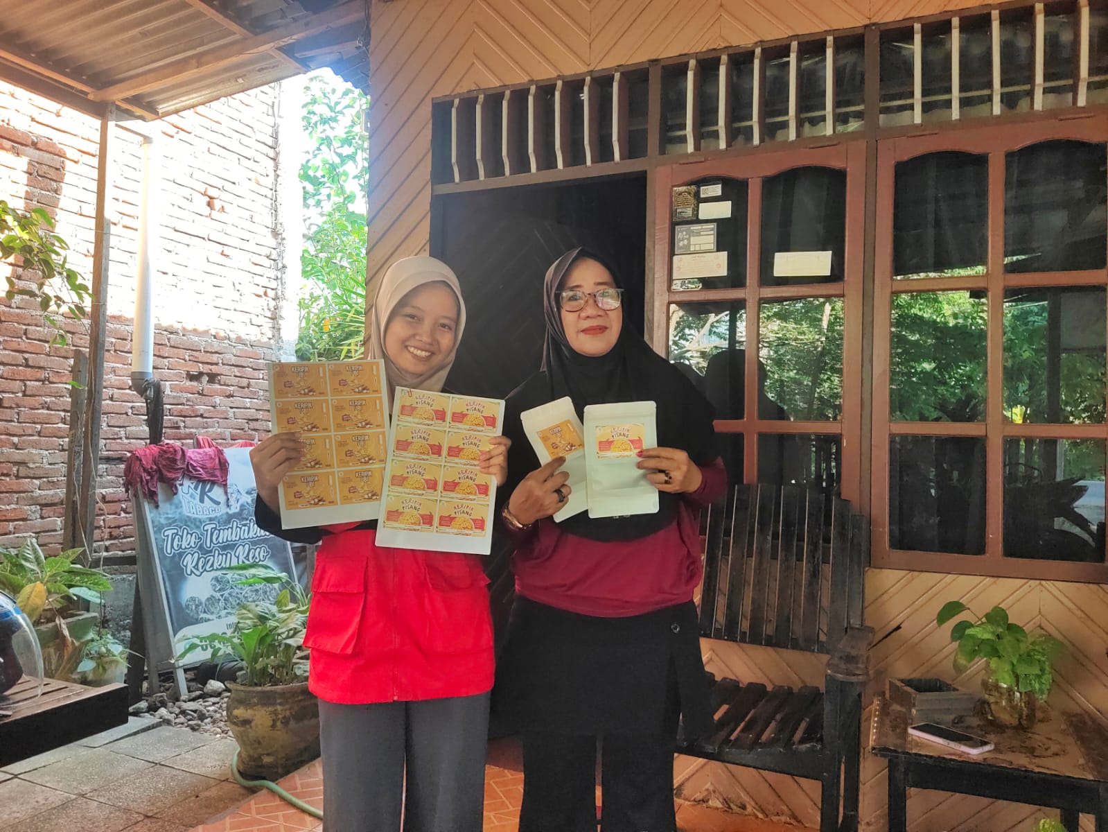 Mahasiswa KKN Unhas Dampingi UMKM Minasatene Bangun Odentitas Produk melalui Branding
