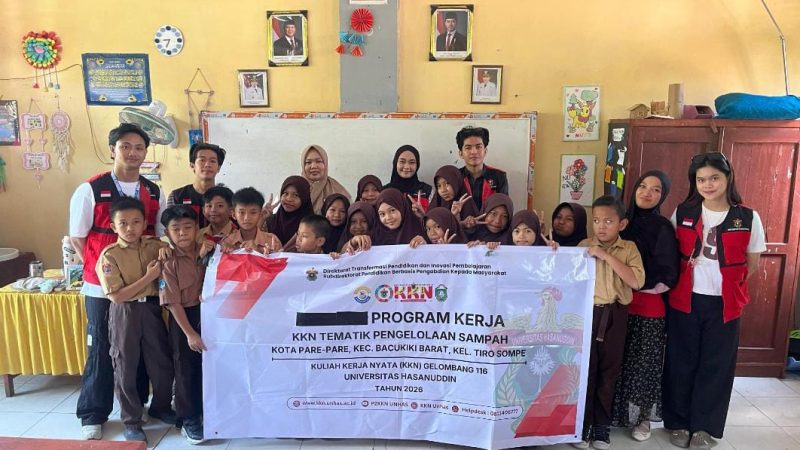 Ubah Sampah jadi Karya, Mahasiswa KKNT Unhas di Parepare Membuat Gantungan Kunci dari Tutup Botol