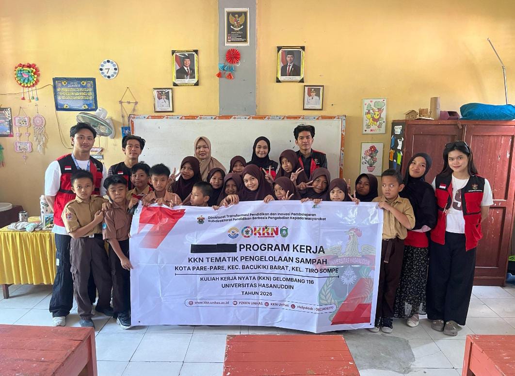 Ubah Sampah jadi Karya, Mahasiswa KKNT Unhas di Parepare Membuat Gantungan Kunci dari Tutup Botol