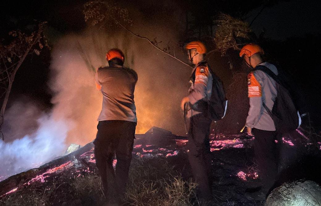 Tim SAR Batalyon B Pelopor Sigap Padamkan Kebakaran Lahan di Parepare