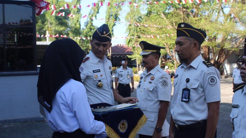 Presiden Prabowo Anugerahkan Satyalancana Karya Satya XXX dan XX tahun kepada 3 Petugas Lapas Parepare