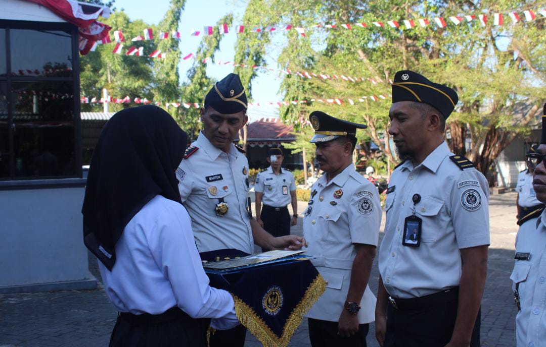 Presiden Prabowo Anugerahkan Satyalancana Karya Satya XXX dan XX tahun kepada 3 Petugas Lapas Parepare