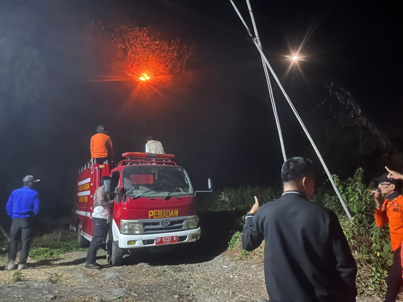 Polsek Tanete Rilau Bersama Tim Gabungan Padamkan Karhutla di Dusun Aroppoe, Dua Hektare Lahan Berhasil Dikendalikan