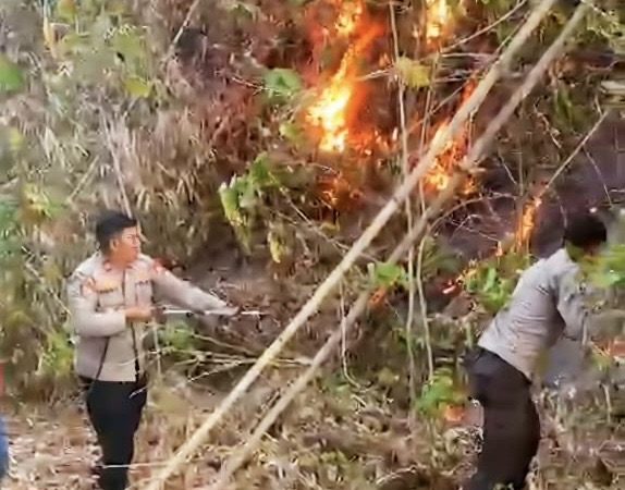 Polsek Tanete Riaja Gerak Cepat Tangani Kebakaran Lahan & Kebun di Jl Poros Pekkae-Soppeng