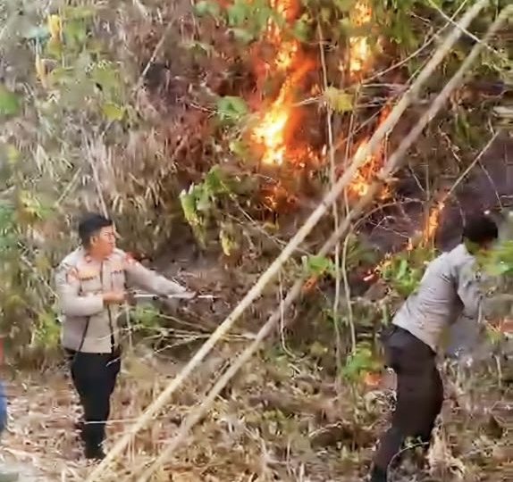 Polsek Tanete Riaja Gerak Cepat Tangani Kebakaran Lahan & Kebun di Jl Poros Pekkae-Soppeng