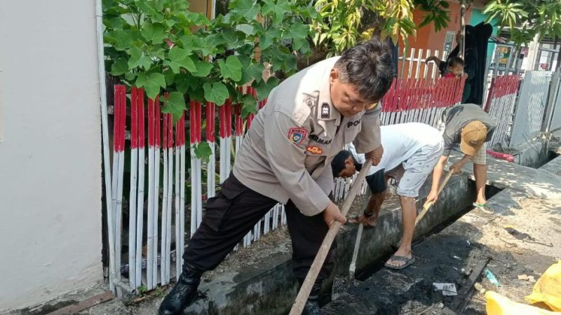 Bhabinkamtibmas Galung Maloang bersama Warga Kerja Bakti Bersihkan Drainase di Jalan Cendrawasih Parepare