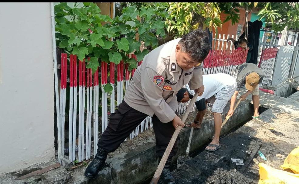 Bhabinkamtibmas Galung Maloang bersama Warga Kerja Bakti Bersihkan Drainase di Jalan Cendrawasih Parepare