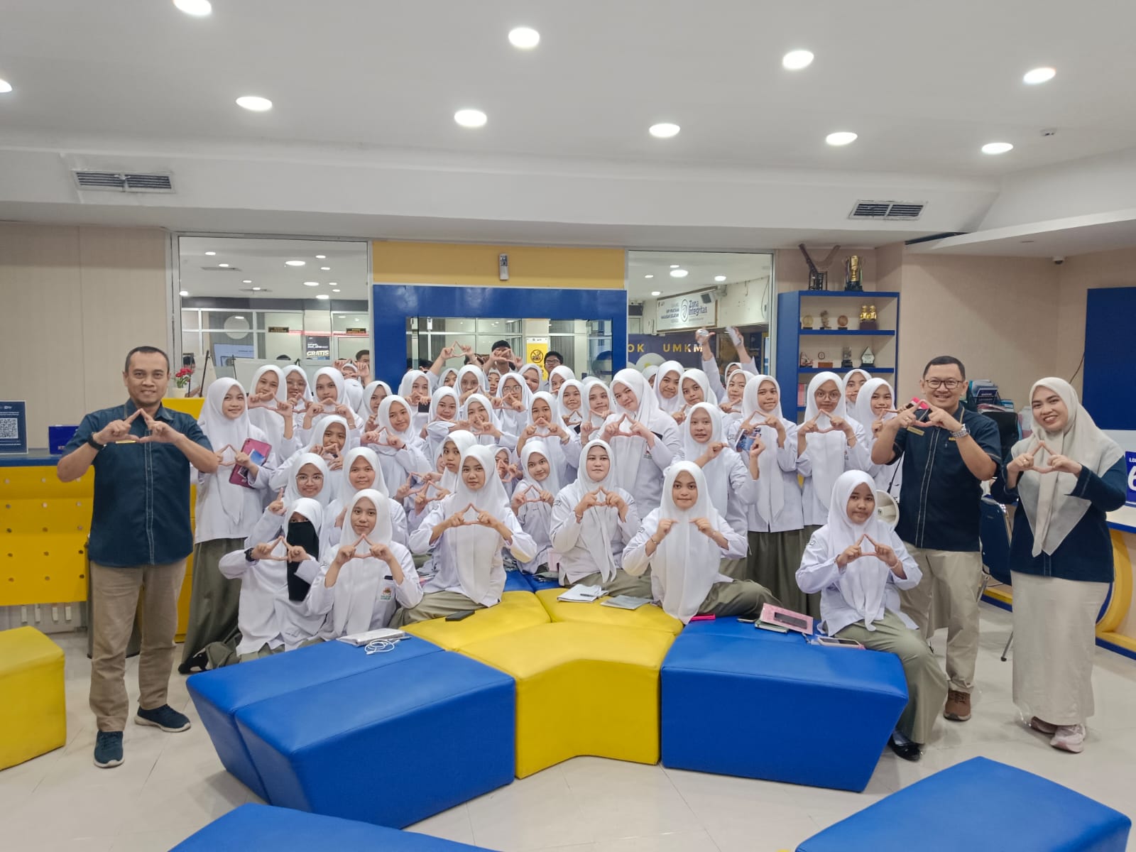 Siswa SMA Islam Athirah Bone Field Trip Ke KPP Pratama Makassar Selatan