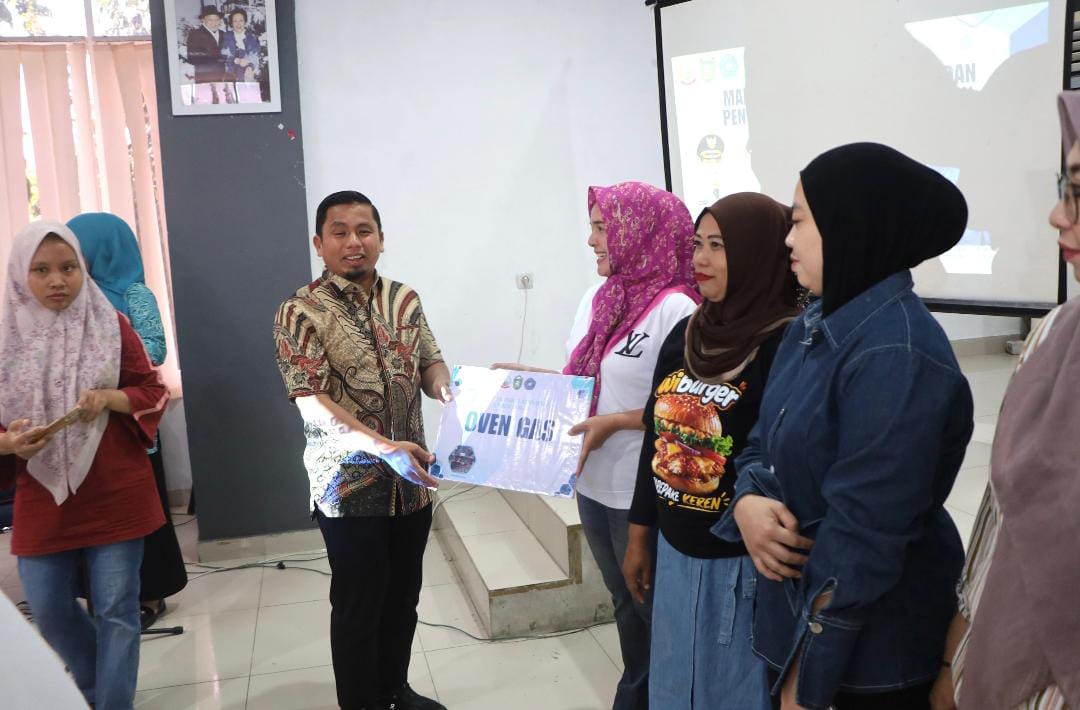 Perkuat UMKM Parepare, Pemkot Salurkan Bantuan Peralatan dan Bekali Pelaku Usaha