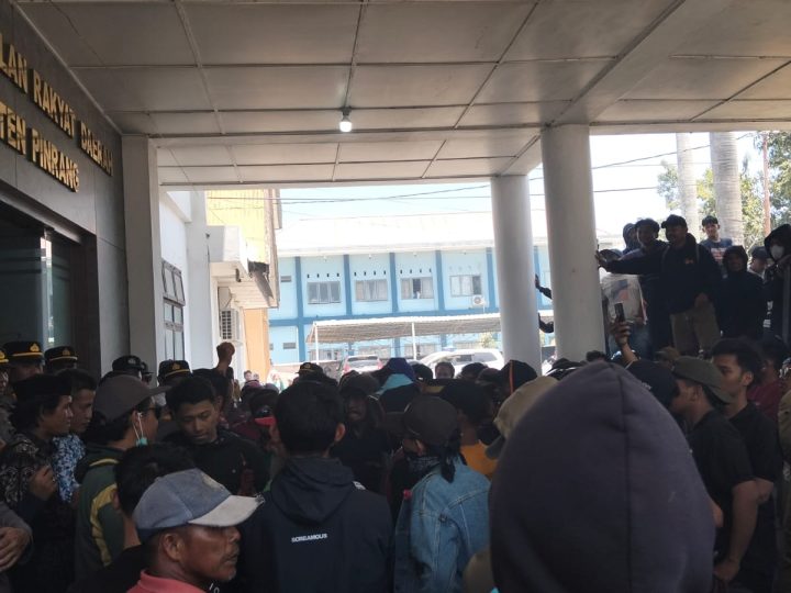 Merasa Dianaktirikan, Ratusan Petani Geruduk Kantor PSDA dan DPRD Pinrang