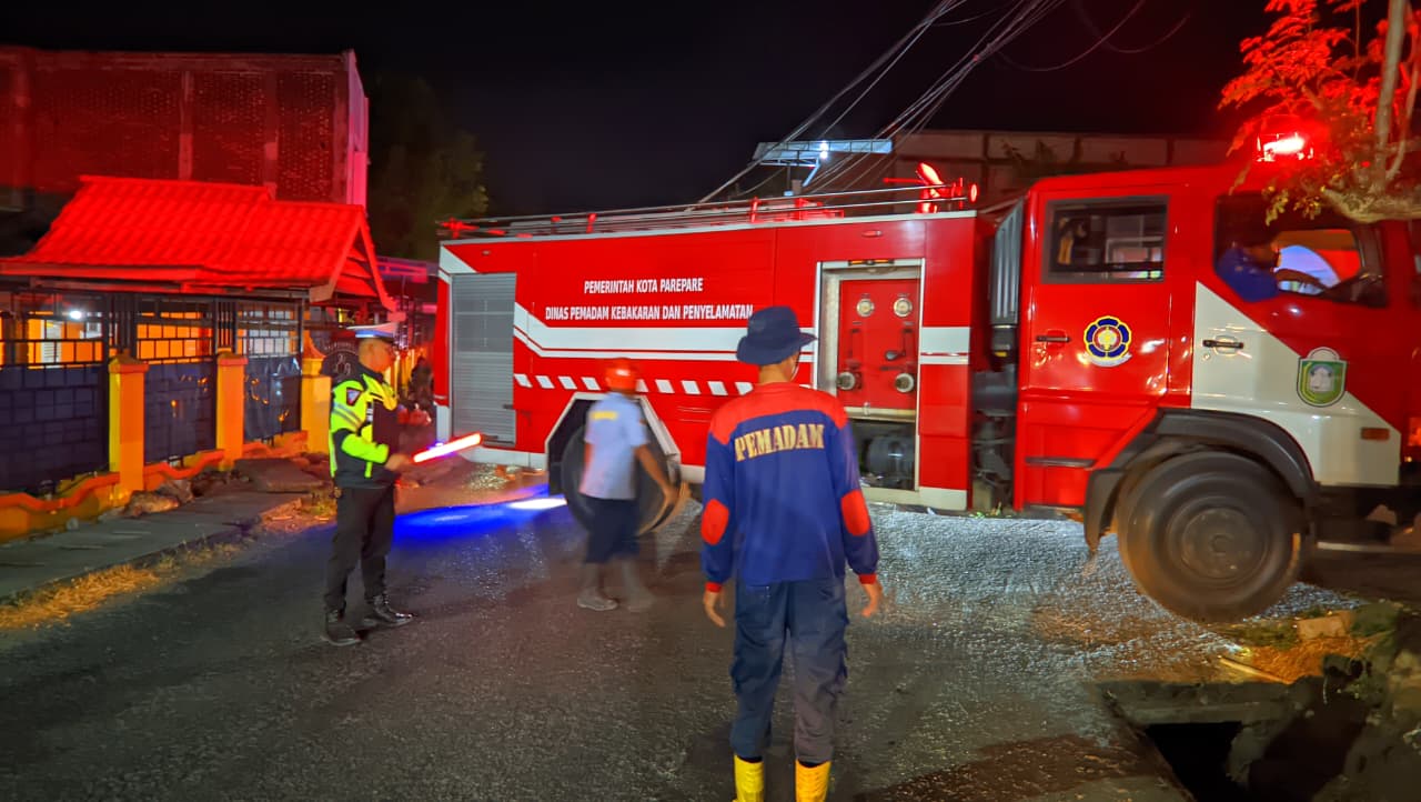 Kebakaran Lahan di Lapadde Parepare, Unit Lantas Polsek Ujung dan Damkar Bergerak Cepat