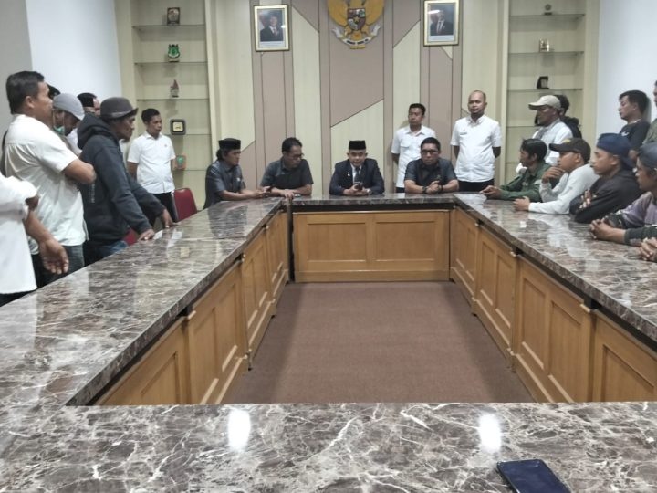 Anggota DPRD Pinrang Nyaris Dilabrak Petani saat Unjuk Rasa