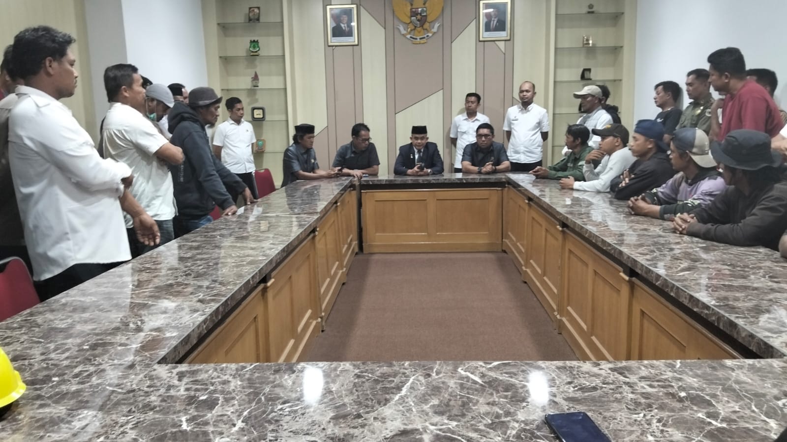 Anggota DPRD Pinrang Nyaris Dilabrak Petani saat Unjuk Rasa