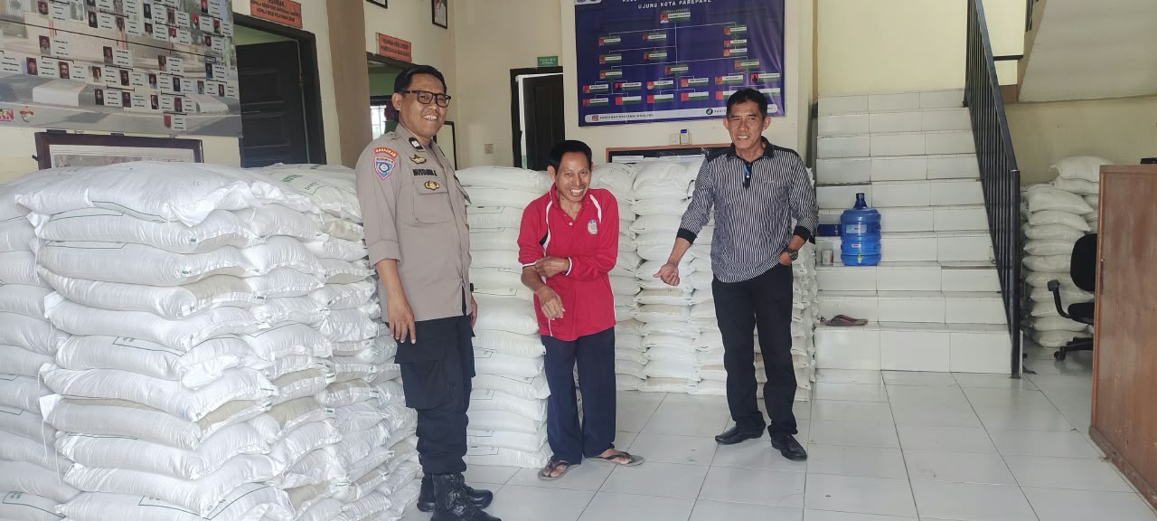 841 KK di Lapadde Terima Beras 10 Kg, Kapolsek Ujung: Polri Harus Pastikan Bantuan Tepat Sasaran