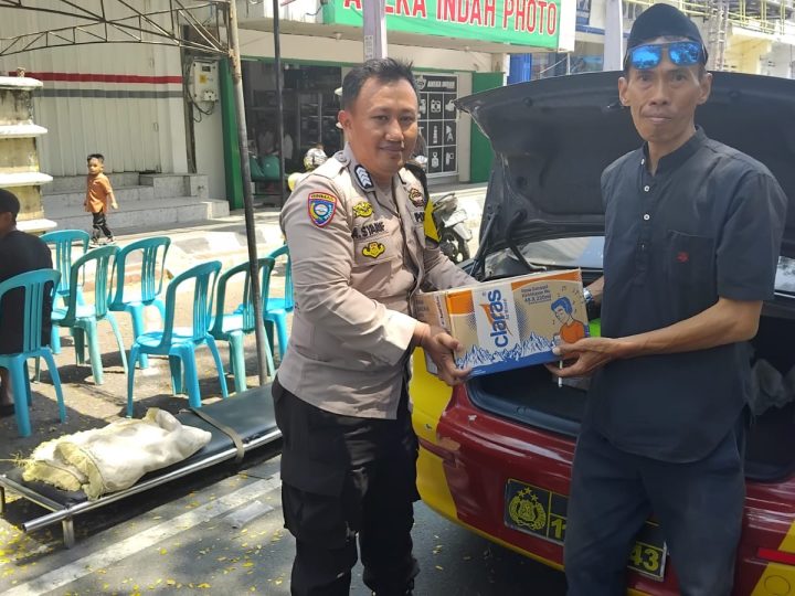 Bhabinkamtibmas Ujung Sabbang Melayat, Bawa Bantuan Air Mineral untuk Keluarga Duka