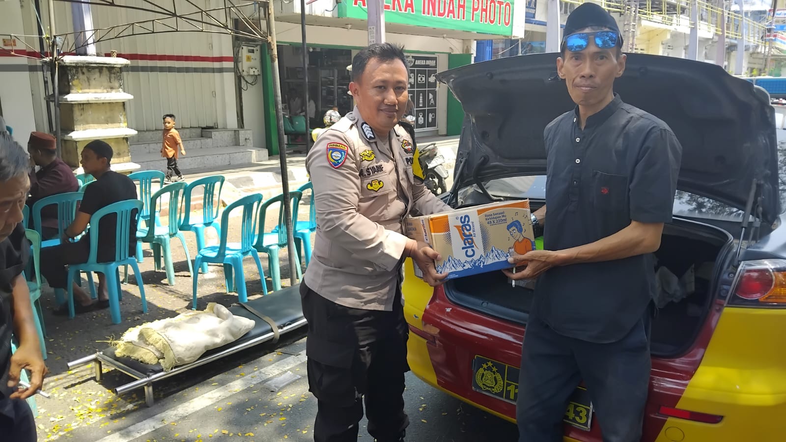 Bhabinkamtibmas Ujung Sabbang Melayat, Bawa Bantuan Air Mineral untuk Keluarga Duka
